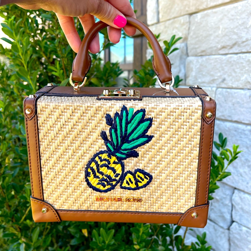 🍍🍍Brand New Michael Michael Kors
Island Escape Theodora Md Cross Body Bag🍍🍍